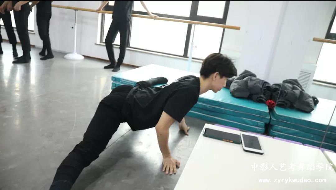 民族舞基本功練習