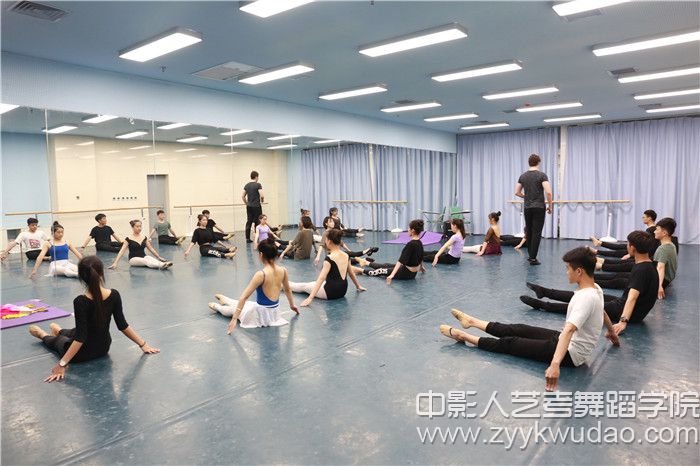 中國(guó)舞班上課場(chǎng)景.jpg