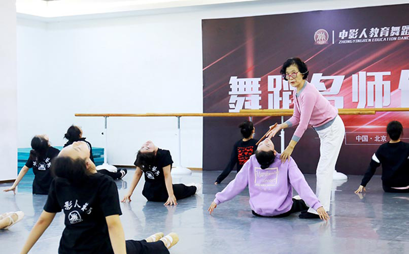 民族舞培訓(xùn)機(jī)構(gòu)課堂