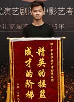 17屆民大舞蹈優(yōu)秀學(xué)員返校送錦旗